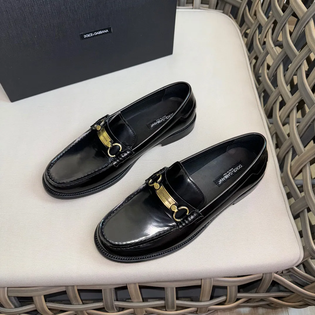 💰¥960 D&G cowhide moccasin loafers for men｜Embellished with DG hardware nameplate｜Made of imported calfskin｜Retro and shiny texture complement each other｜Release charming tones to outline a confident posture｜Imported calfskin + cowhide lining + Italian leather outsole Size: 39-44 (38.45 custom-made)